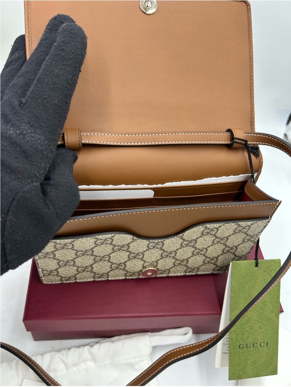 Women's Gucci Beige GG Supreme Crossbody wallet in a strap . NWT - Picture 11 of 15